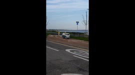 Man transforms mobility scooter into mini camper van that’s completely road-legal Part 1/2