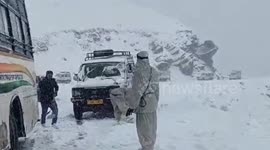 Bus stranded due to heavy snowfall in northern India, army comes to the rescue