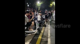 White and Orange Cats' Heated Argument Draws Crowds of Students in Shanghai, China