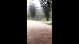 Terrifying flash floods nearly submerge motorbike in East Kalimantan, Indonesia
