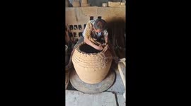 Ceramic artist shows off swift moves in making giant pots in China