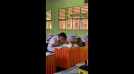 Caught on camera: student's adorable encounter with classroom cat in Indonesia