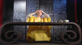 Fixed filming of the makeup process for female actors in Beijing Opera.