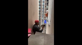 Heartwarming moment man shares freshly cooked delicacies to aerial workers in China