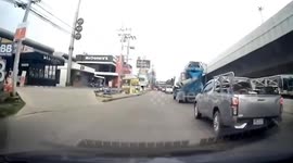 Quick-thinking driver steps on brakes to avoid jaywalkers crossing road