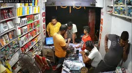 The battery of the phone exploded in the repairing shop, the young man had reached the shop to get the mobile repaired, then the battery exploded