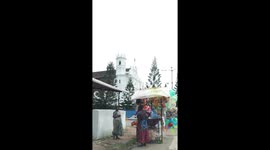 Improvisation at its best: life of Indian hawker woman moving with children and goods from village to village to sell ballons and other items