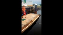 Smooth Boat Docking In San Blas