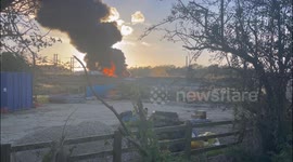 6 FIRE ENGINES TACKLE HUGE FIRE BRAKES OUT AT BARNGATE DEVELOPMENT, NEWARK