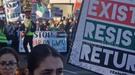 Jeremy Corbyn joins thousands marching for Palestine as crowd crosses Vauxhall Bridge