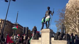 Protesters climb WW1 memorial at Wellington Arch in UK