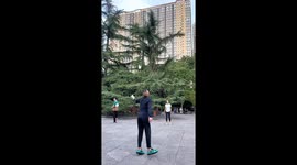 Gravity-defying shuttlecock mastery: mesmerizing moves from Shanxi's park enthusiast