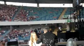 Robbie Williams kissing a girls bum. Ullevi Gothenburg