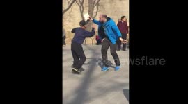 北京：大爷与外国人斗舞  功力十足带跑对方