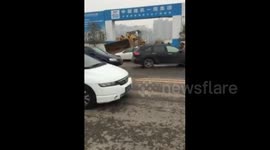 西安：轿车堵工地大门被铲车推走