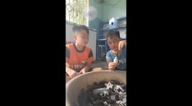 Two young boys help scorpion-hunting mum, using bare hands to catch live scorpions for sale