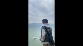Man Bluffs to Feed Bread to Seagulls Only to Eat It Himself in Southern China