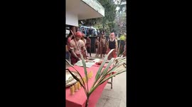 Prajurit Adat Suku Minahasa yang di sebut Kawasaran beratraksi ilmu kebal, dengan mengiris tubuh dengan Pisau