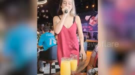 Woman shocks restaurant diners with her remarkable voice