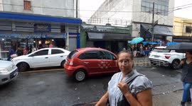 Sabado dia 25 de novembro mesmo com chuva os paulistano não deixa de fazer suas compras na região do bras