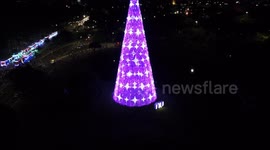 Nubank inaugura árvore de Natal roxa no Parque Ibirapuera São Paulo Brasil.