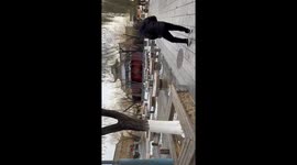Artist Earnestly Performing Stunts Outside in Cold Without Audiences Touches Chinese Netizens
