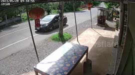 Locals rush to stop unmanned car rolling downhill in Thailand