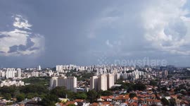 Nuvens escuras devido as forte chuvas em São Paulo, nesta tarde de quinta-feira