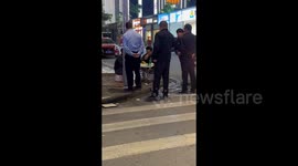 Chinese diners continue eating calmly as stall owner flees upon city management's arrival