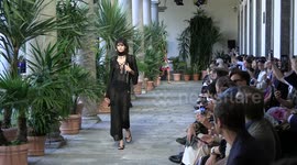 Model's Sandal Breaks, Audience Applauds Her Resilience