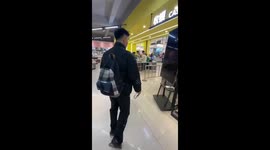 Chinese Man's Lightning-Fast Payment Trick Amuses Supermarket Cashier