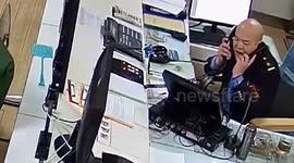 Chinese railway dispatcher remains calm during earthquake to ensure passengers' safety