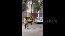Delivery Man Helps to Put Out Fire in Chengdu, China