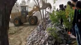 University calls students to resist when it conflicts with local villagers