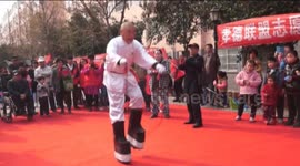 Man takes on 204 grams' iron shoes to skip rope