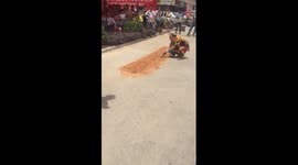 牛人赤脚过火山