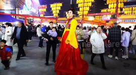 The Little sister of a tumbler attracts people to watch in Yichang