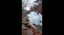 Waterfall in Korea freezes solid during cold-snap
