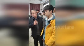 Psychology professor stuns class by hypnotising male student