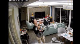 6个月宝宝吐奶 妈妈一不留神被“反哺”