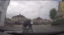 Inept scam artist has hilarious fail trying to create car crash