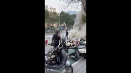 Heroic commuter saves trapped driver from burning car in China