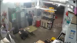 Man's Culinary Performance Ends in Broken Pot and Laughter in Chaozhou, China