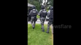 Police raid uncovers arsenal in Cumbayá, Ecuador amidst rising gang violence
