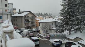 Strong snow disturbance hits central/southern Italy, causing inconvenience to traffic and the population. In the video intense snowfall in Roccaraso.