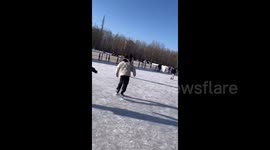 Skating mishap turnes into workout in Liaoning, China