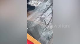 Kind security guard helps mallgoer retrieve her airpods