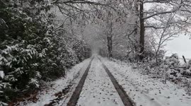 PAISAJE NEVADO DONDE SE NOTA LAS HUELLAS DE DONDE HAN PASADO LOS VEHICULOS DE MOTOR.