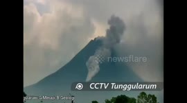 Mount Merapi spews volcanic ash as far as 1,500 meters Recorded by CCTV