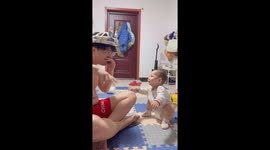 Chinese baby joyfully dances to father's beatboxing